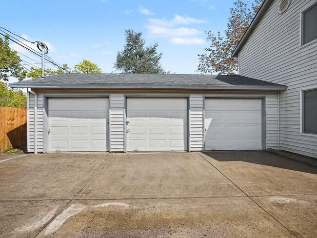 Building Photo - NAVAB02