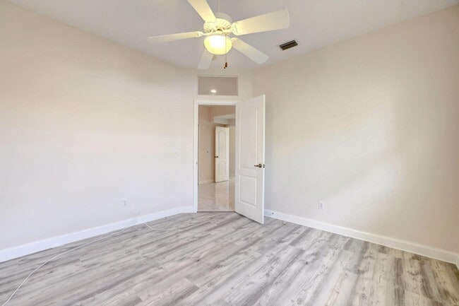 Building Photo - 8028 Plantation Lakes Dr