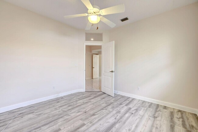 Building Photo - 8028 Plantation Lakes Dr