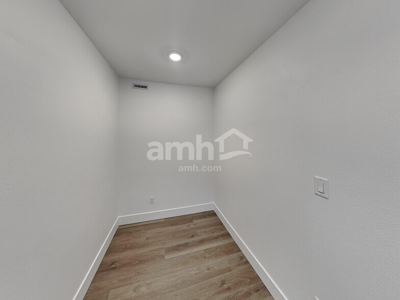 Building Photo - 5871 Vaes Dothrak St