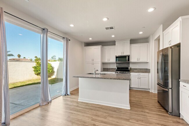 Building Photo - Comfort Meets Coastal Living 4 Bed 2.5 Bath in Oceanside!