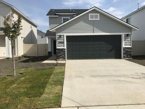 Building Photo - Beautiful brand new 3 bed/2.5 bath home in...