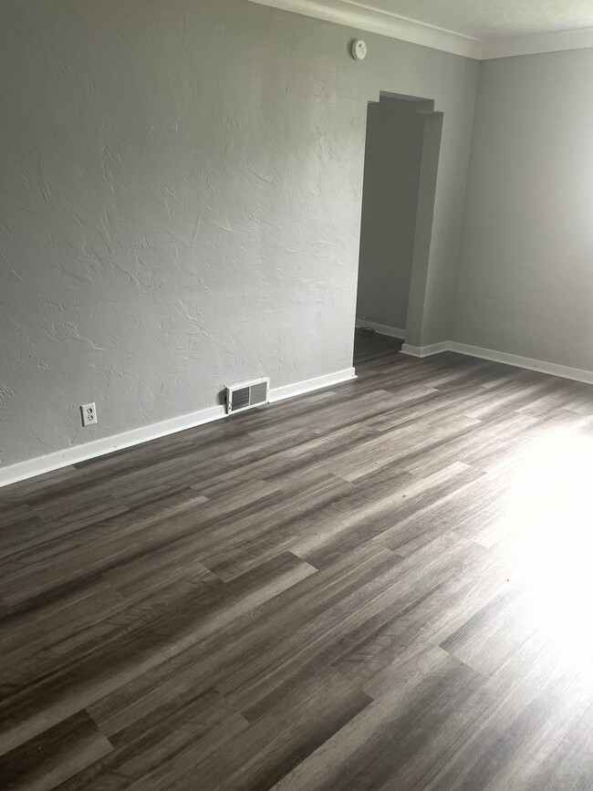 Building Photo - 746 Church St Ext