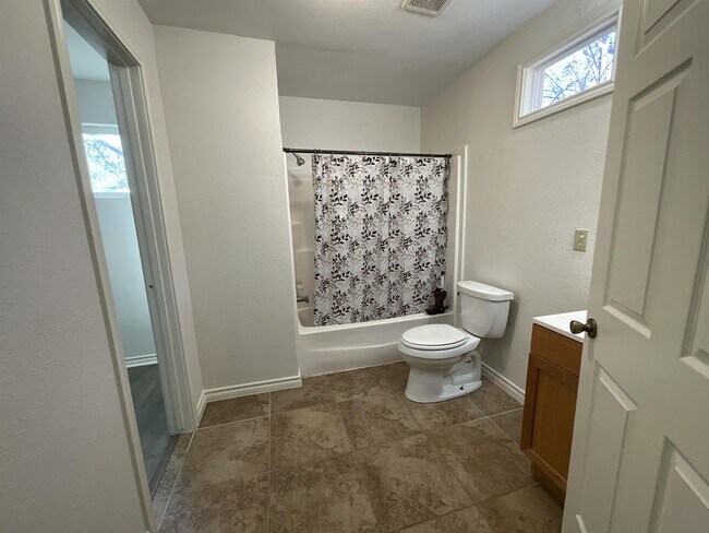 Building Photo - 2210 TX-31