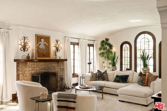 Building Photo - 144 S Orange Dr