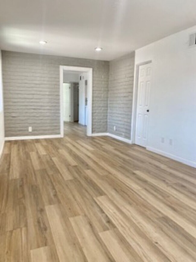 Building Photo - 4 bed 3, bath with connected guest house