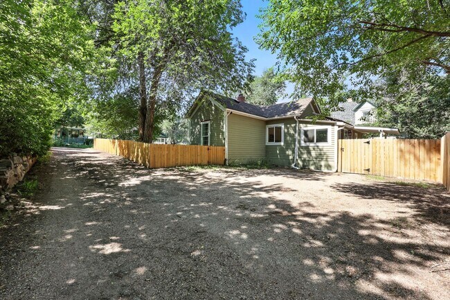 Building Photo - Beautifully Renovated Home with Modern Com...