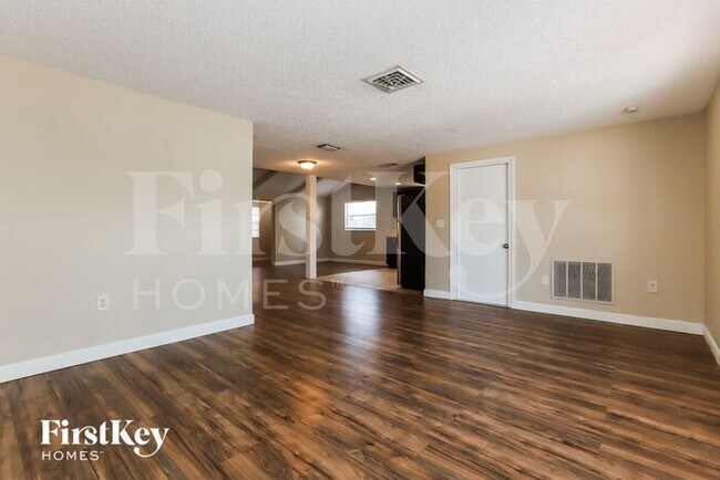 Building Photo - 7100 Sandalwood Dr