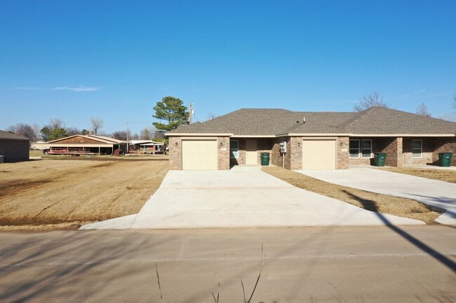 Building Photo - 407 E Tonner Ave