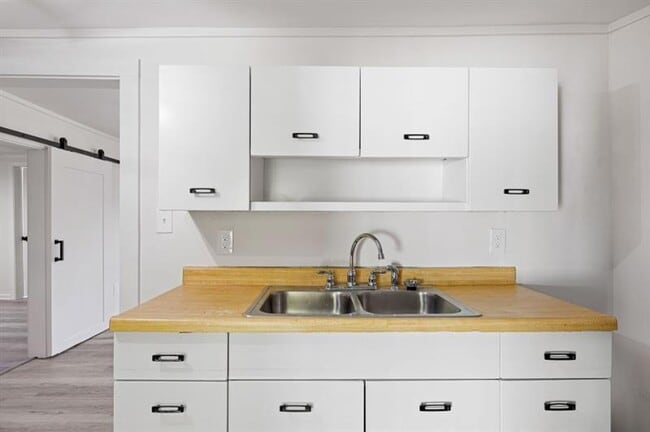 Building Photo - 24 E Iron Belt Rd SE