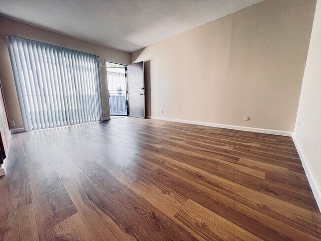 Building Photo - Charming and Bright Normal Heights Apartment