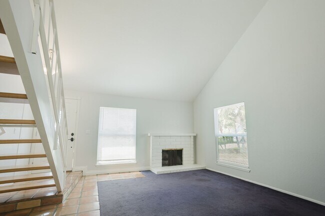 Building Photo - 655 N Noble St