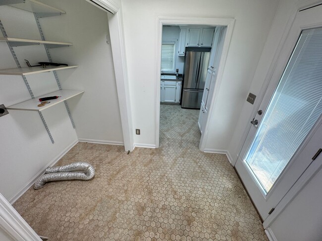 Building Photo - FOR LEASE- 2 BED 1 BATH ON HICKORY RIDGE RD!