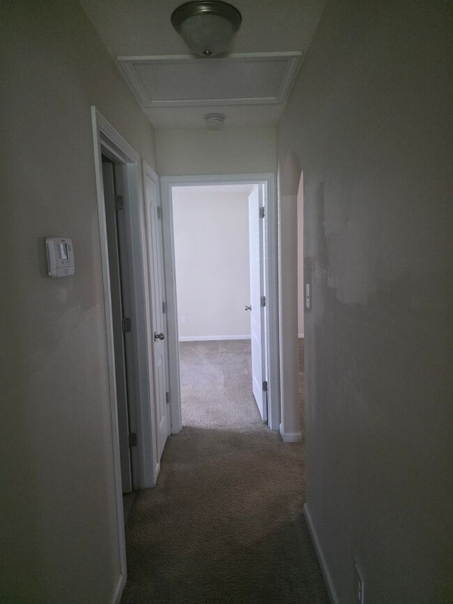 Building Photo - Nice 3 bedroom, 2 bath home with 2 car gar...