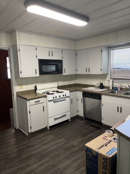 Building Photo - 905 Louisville St