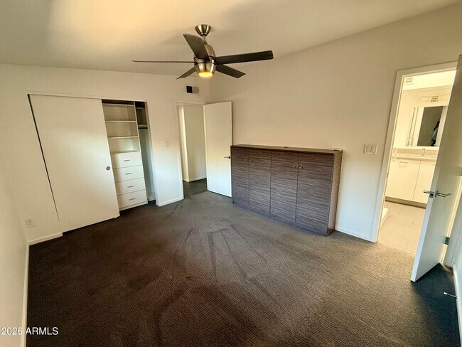 Building Photo - 3702 E Paradise Dr