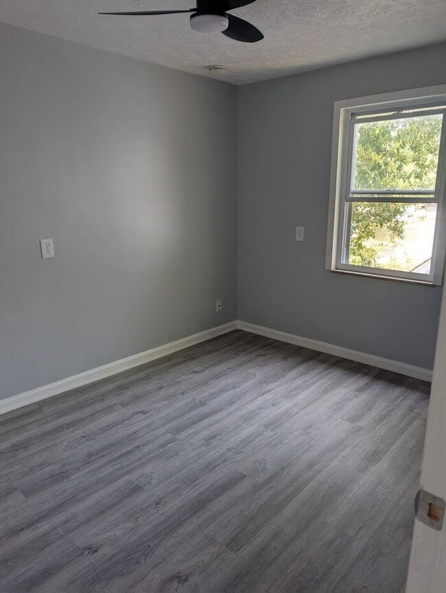 Building Photo - Spacious 5BR 2BA SFR w/ In-Unit W/D • Off Street Parking in Euclid