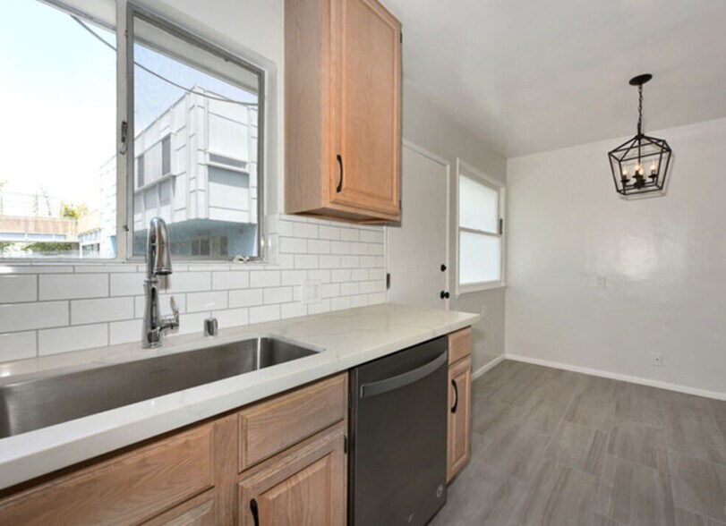 Building Photo - 2427 Centinela Ave