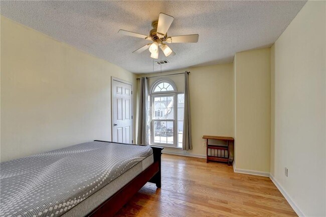 Building Photo - 435 Leasingham Way