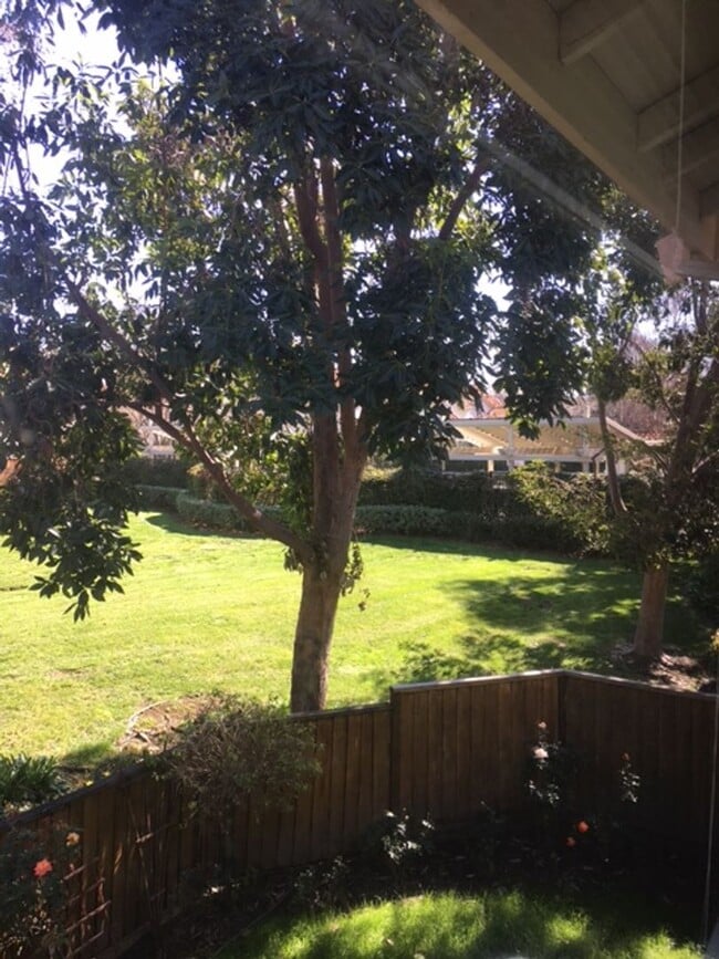 Building Photo - Great Location 3 Bedroom 2.5  Bath Townhouse