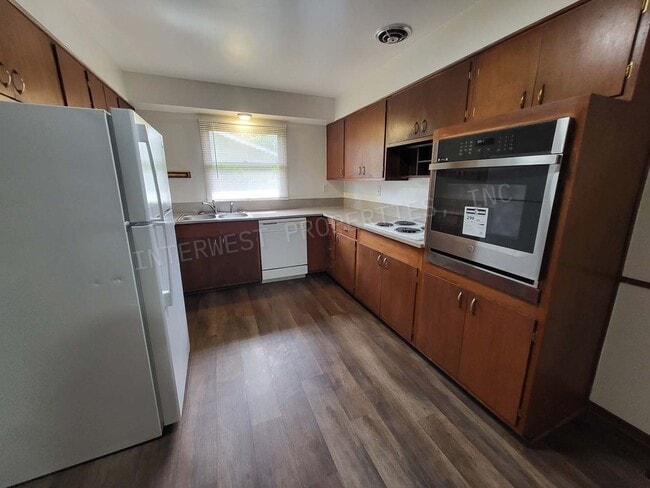 Building Photo - 3 Bd 1.5 ba Ranch Style Home in NE PDX With Washer/Dryer Hook-ups, Fenced Backyard & 2 Car Garage!