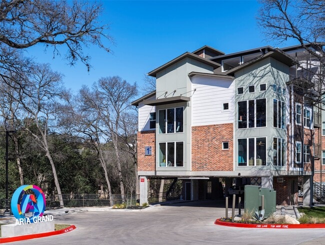 Building Photo - 1800 S I-35 Frontage Rd