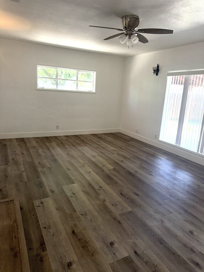 Building Photo - 3874 Arden Dr S