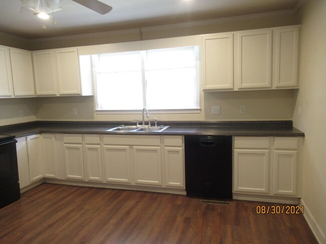 Building Photo - 38 Thelma St