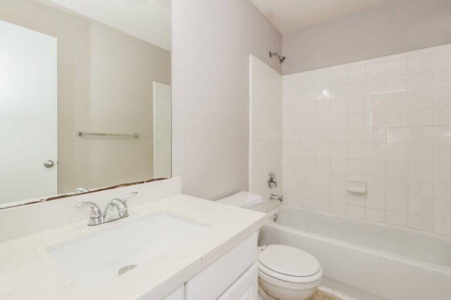 Building Photo - 18407 Knob Hill Lake Ln