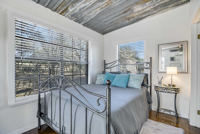 Building Photo - 441 Leaning Oak Trail