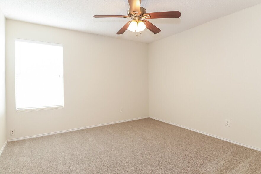 Building Photo - 8804 Seven Oaks Ln