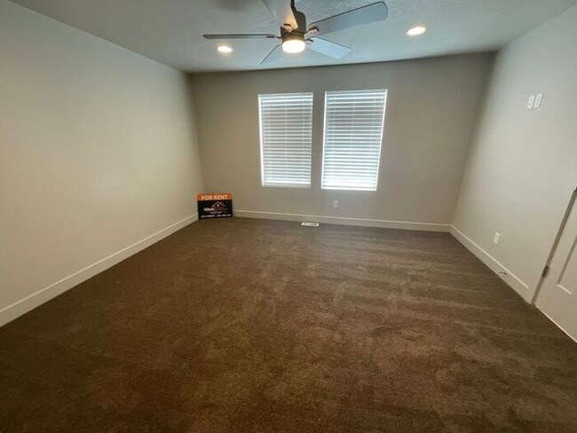 Building Photo - 2 bedroom 2 1/2 bath Townhouse 2 car garage.