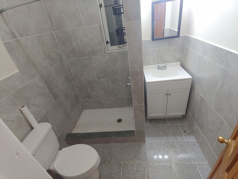 Building Photo - 1549 Kemble St