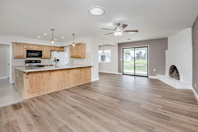 Building Photo - 25265 Carlsbad Ave