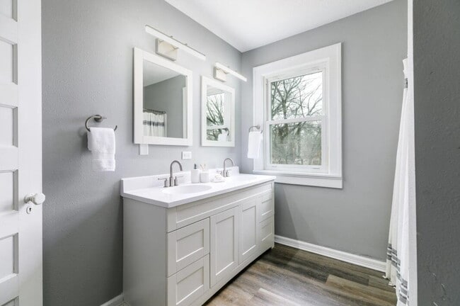 Building Photo - 3 bedroom / 2 bathroom home with Fenced Ba...