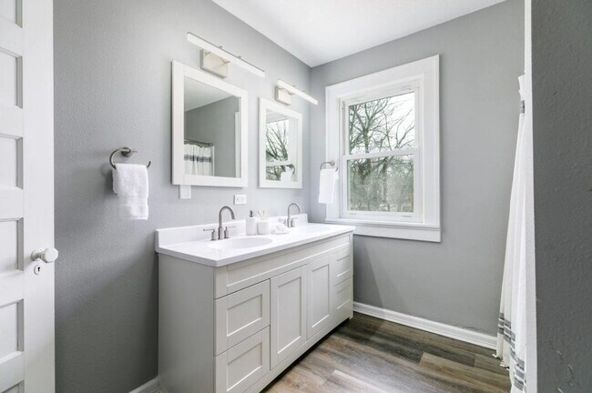 Building Photo - 3 bedroom / 2 bathroom home with Fenced Backyard For Rent on the Popular Kingman Blvd!