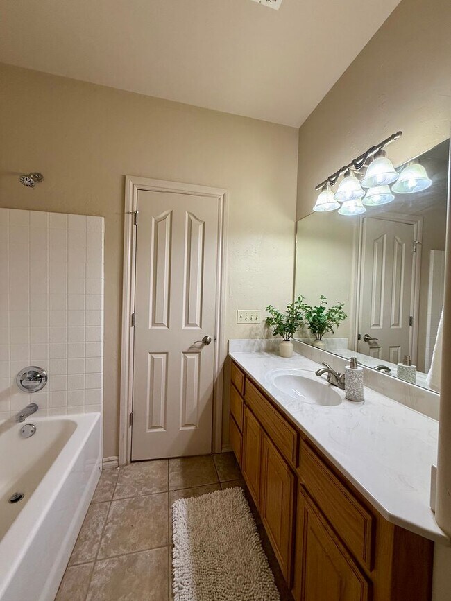 Building Photo - Beautiful Home in Moore - 3 Bed, 2 Bath, P...