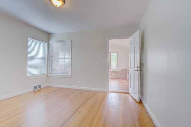 Building Photo - 6307 Kenwood Ave