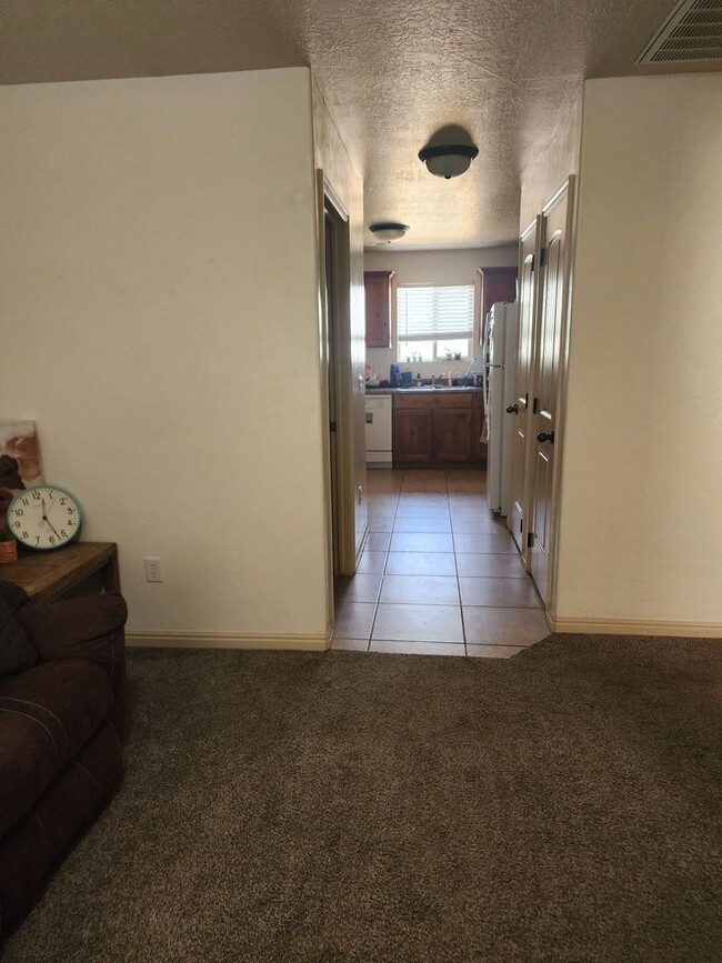 Building Photo - Charming Twinhome