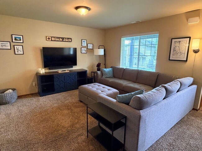 Building Photo - Short term, fully furnished home! 3 bed, 2.5 bath, central a/c, w/d, d/w, covered parking, great ...
