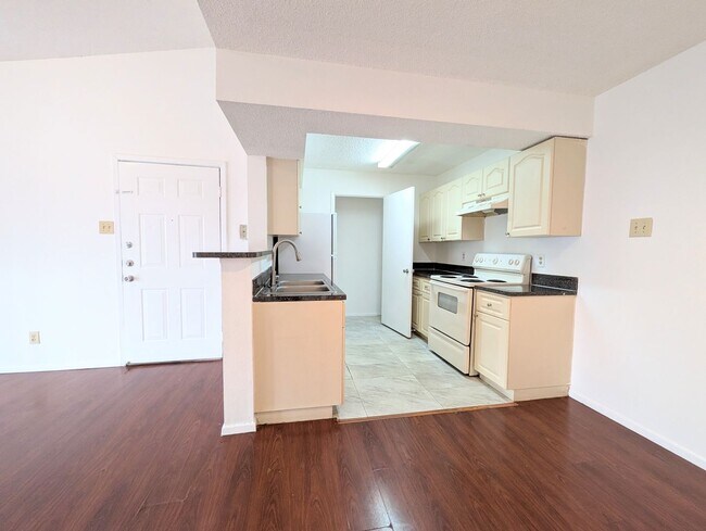 Building Photo - Bright & Well-Located 1BR/1BA Condo – Kendall Area