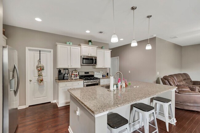 Building Photo - Large open floor plan in Spring Grove Plan...