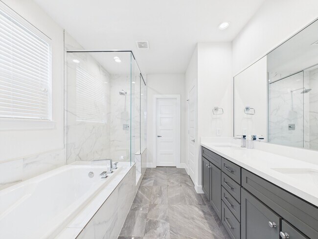 Building Photo - 2761 Clinton Dr