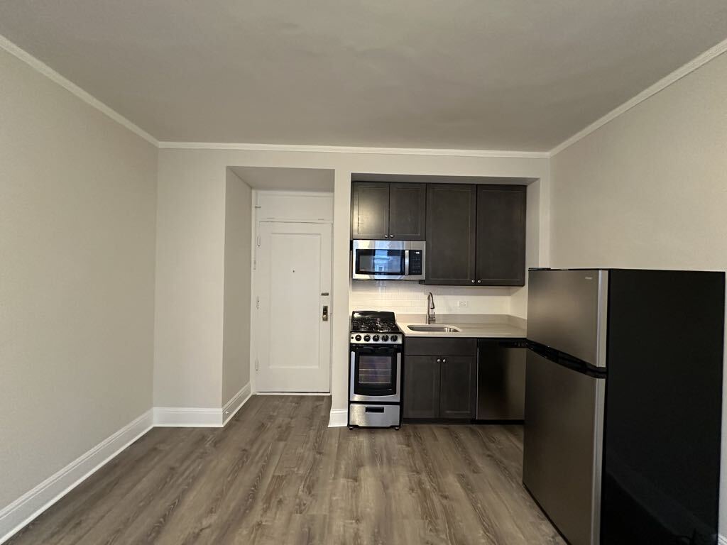 Building Photo - 3335 W Diversey Ave