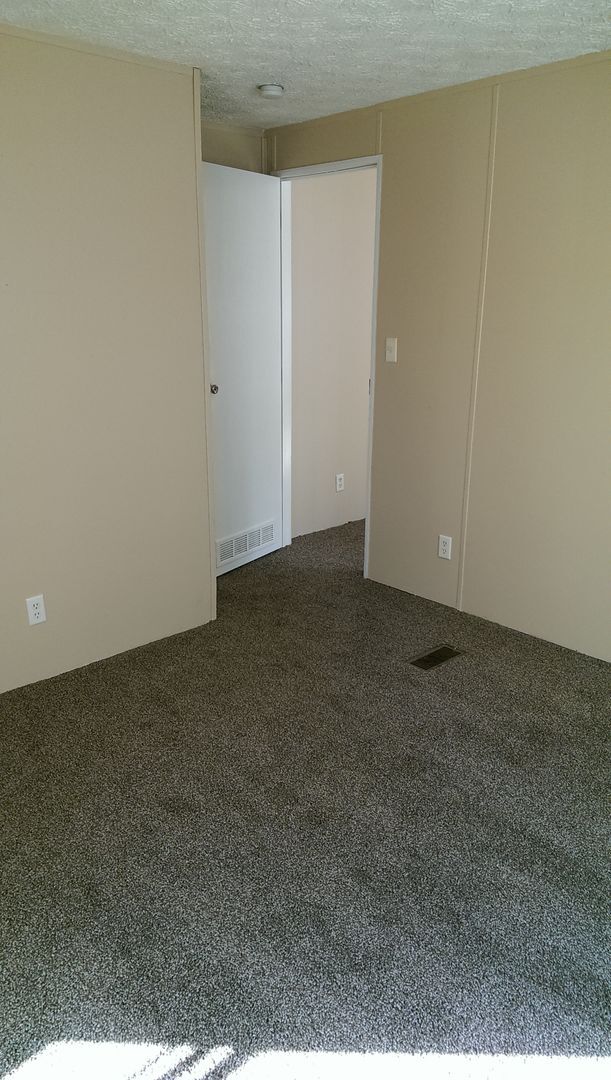 Building Photo - 3 Bed 2 Bath w/ HUGE screen porch on partially FENCED 1/3 Acre!