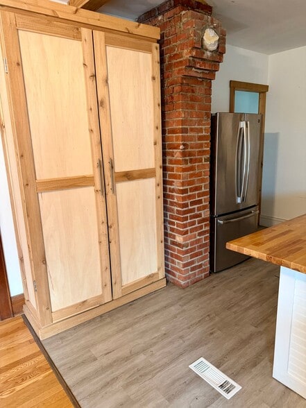 Building Photo - 554-556 Whittier Ave