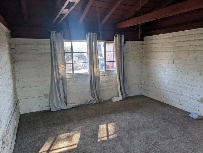 Building Photo - 9738 Lakeview Rd