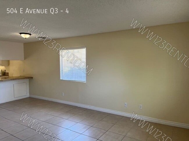Building Photo - 504 E Ave Q3