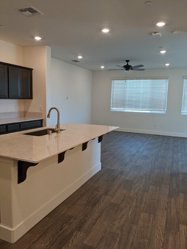 Building Photo - Prime location in Merced!