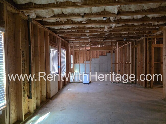 Building Photo - ABSOLUTELY BEAUTIFUL 5 BEDROOM/ 4.5 BATH HOME YOU DONT WANT TO MISS.